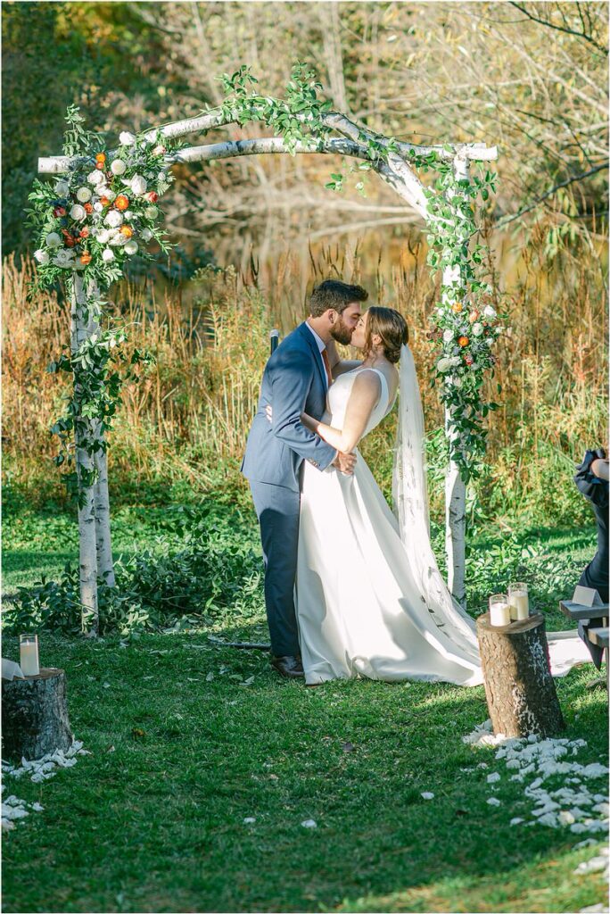 Couple share their first kiss for Rachel Campbell Photographyhel Cam