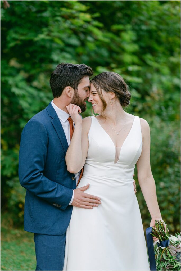 Brid ena groom stand close together for Rachel Campbell Photographyhel Cam