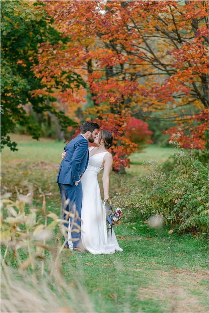 Husband and wife share a kiss for Rachel Campbell Photographyhel Cam