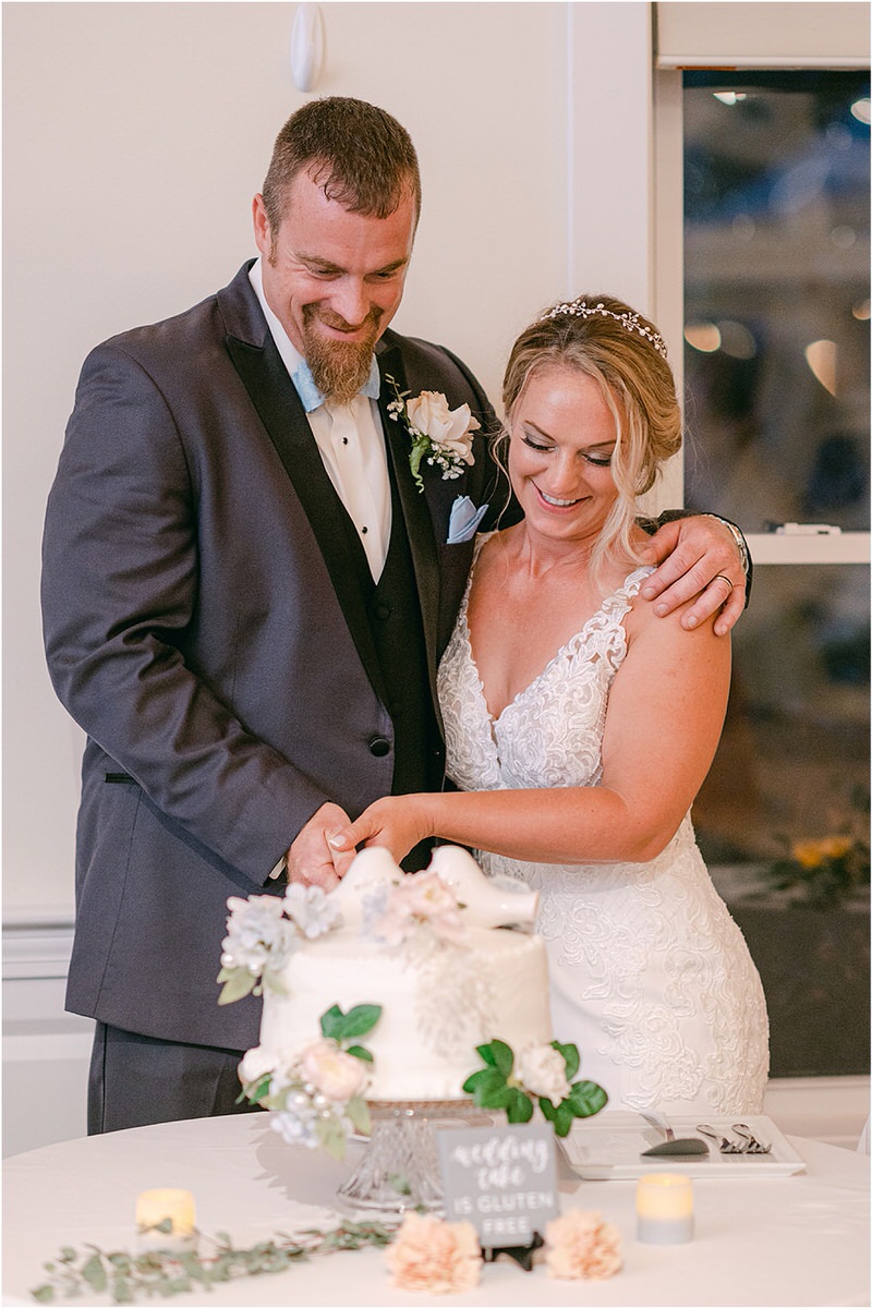 Couple cut into wedding cake for Rachel Campbell Photography